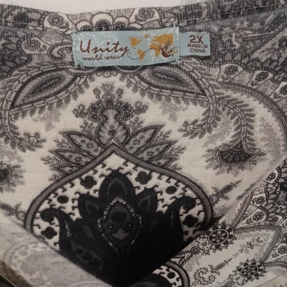 Unity World Wear Plus Size 3/4 length Bell Sleeve Black & White Paisley Top 2X - Picture 2 of 3